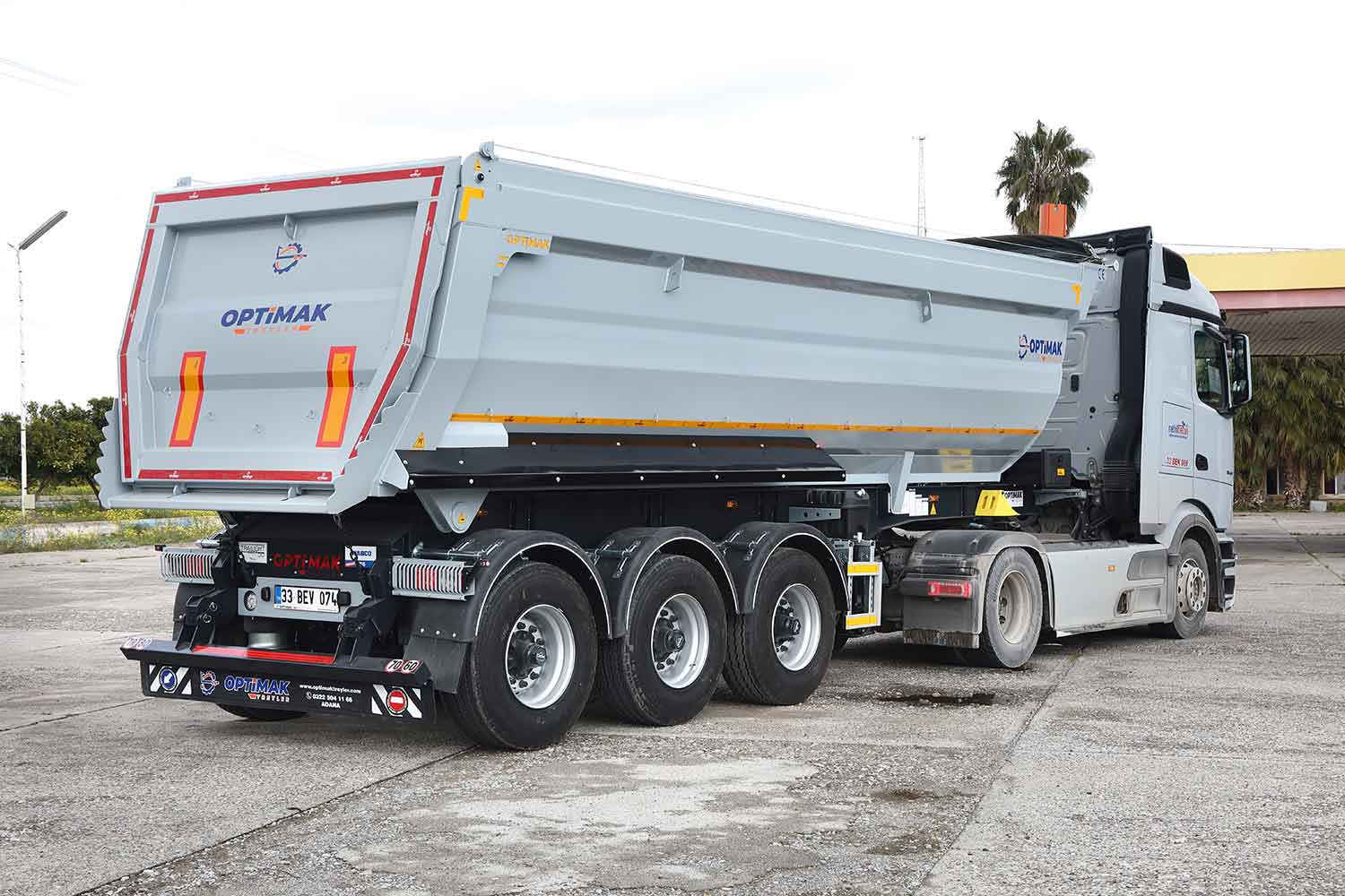 Why Are Material Quality and Chassis Strength Important in Trailer Manufacturing?