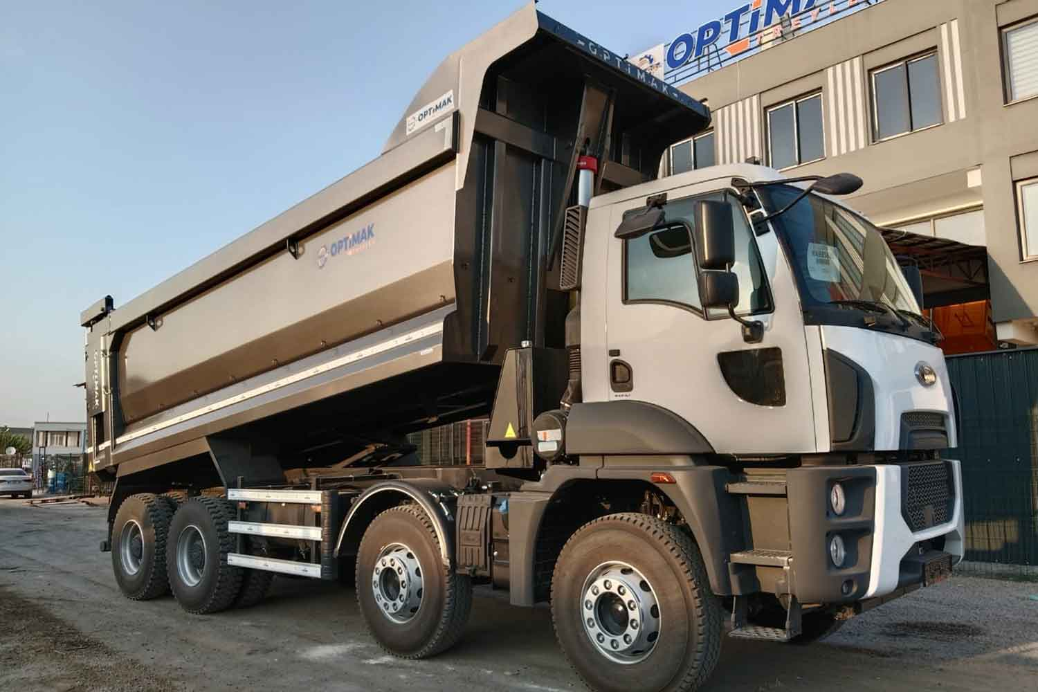 Efficiency in Urban and Site Operations with Truck-Mounted Tippers