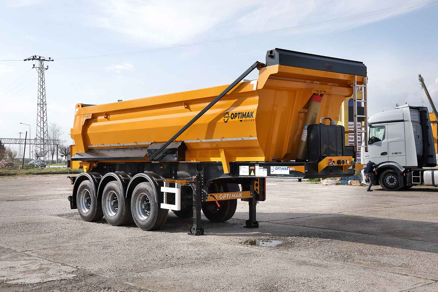 Choosing the Right Trailer for Heavy-Duty Transportation: The Key to Efficiency and Safety